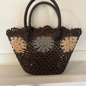 Virkad väska - Virkad stel Väska. Ej använd utan endast stått på rummet. 