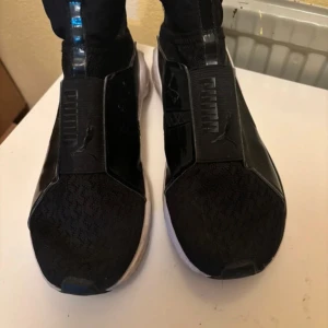 Pumaskor  - Använda fåtal gånger , det ser man även på skicket. Inköpta  i London 
