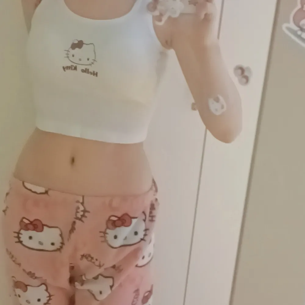 hello kitty top som är vadderad inuti passar S och XS. Toppar.