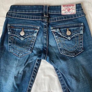 True Religion jeans - Säljer mina extremt snygga True religion jeans som är väldigt Lågmidjade och har rak passform dem är strl 25 men är stretchiga och passar även dem med lite större storlek 💕