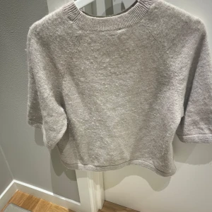 Stickad T-shirt & other stories  - Super fin och eftertraktad!! Även denna xs men skulle säga S. Jag bör normalt s/m så det är bara fråga mig om bilder på 🥰