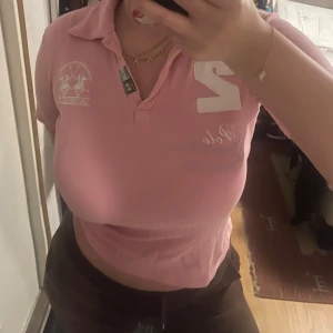 Rosa vintage Ralph Lauren tröja - En jätte gullig rosa polo tröja med fina detaljer. Tröjan är i jätte fint skick utan några fel alls! 