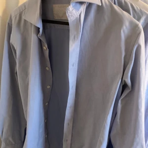 Ljusblå skjorta från Oscar Jacobson - Säljer denna skjorta från Oscar Jacobsson i toppskick. Storlek 39. Frakt eller möter upp i Stockholm. Nypris ca 1600 mitt pris 500! Rensar av garderoben så kolla in profilen här eller liljegren på blocket! Kan fixa packetpris!