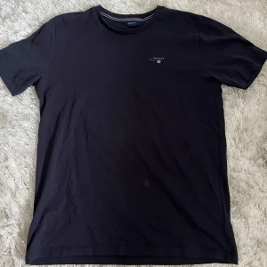 Gant t-shirt - Marinblå t-shirt från GANT i storlek 158-164cm men passar Xs också. Jätte bra skick🥰