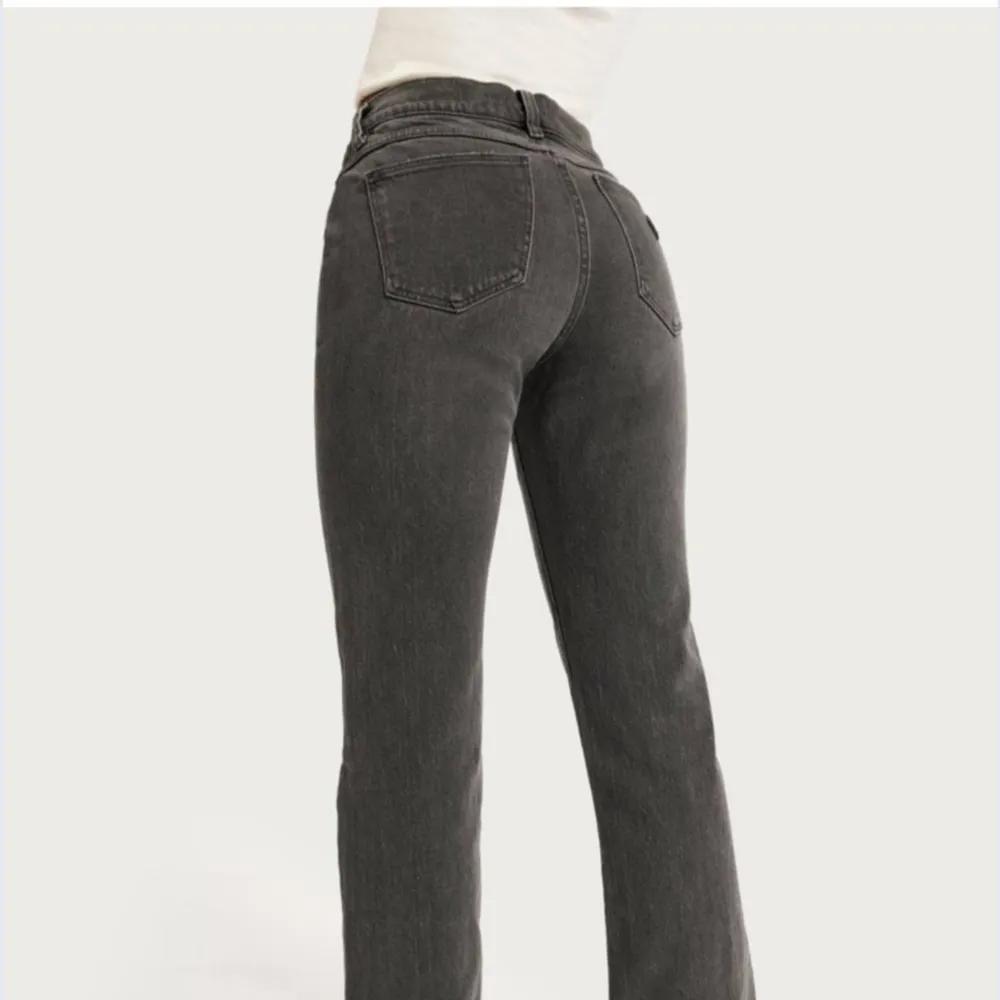 Säljer dessa jeans eftersom de ej kommit till användning. Nypris 1 099kr (Obs har inga egna bilder pga för stora) Passar mig i längden som är 165❤️. Farkut & Housut.