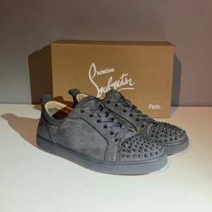 Christian Louboutin  - Tjenare! Säljer nu mina grå Christian Louboutin skor. Då dom inte används lika mycket längre. Allt org medföljer. Skick 9/10  Pris kan diskuteras vid snabb och smidig affär tar även byten! mvh Axel👍😁