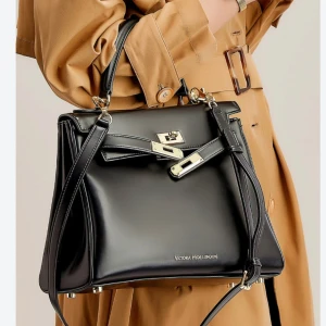 Svart läderväska - Perfekt rymlig everyday bag. Får plats med både iPad, skrivblock och vattenflaska😌 Köpt på Zalando och är helt slutsåld. Kommer med justerbart axelband. Endast använd ett fåtal gånger!