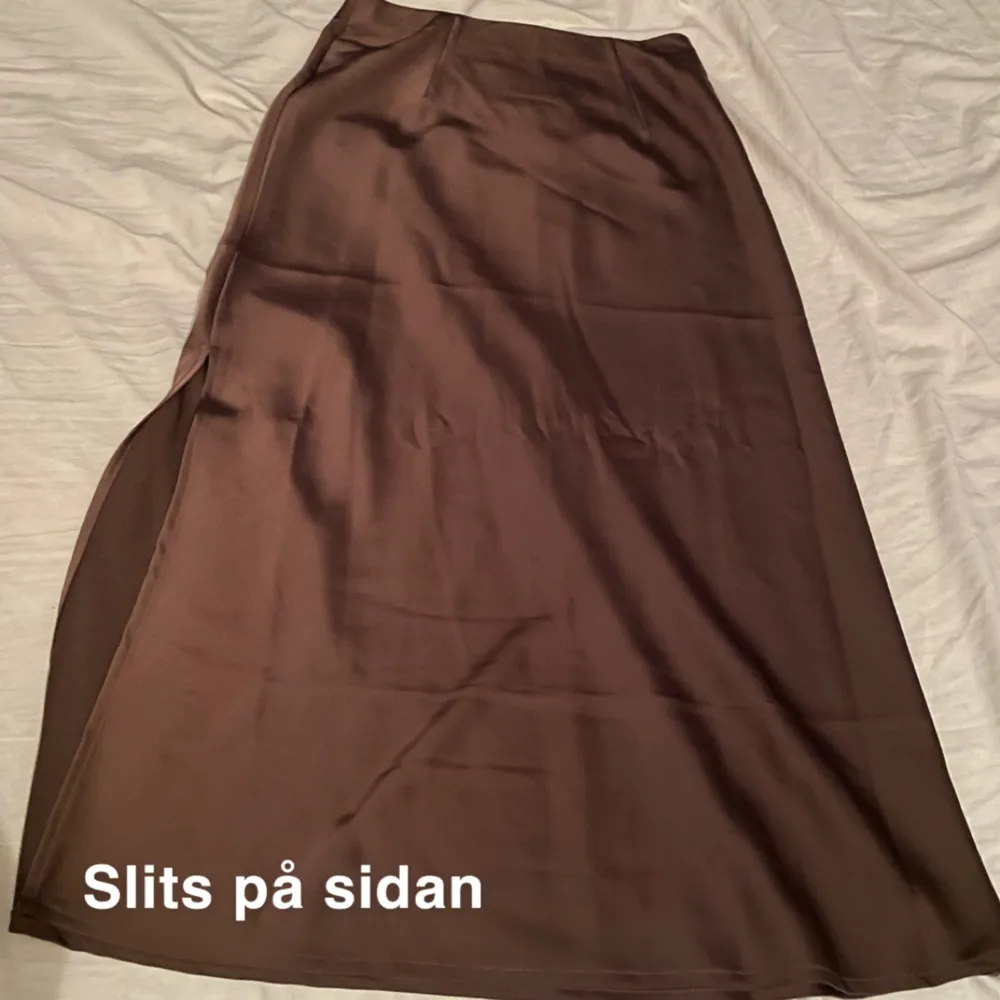 Hej, detta är en bikbok kjol som kostade 399kr och som har aldrig används. Har även prislappen på kjolen ifall någon tvivlar på att den aldrig har använts ❤️. Kjolar.