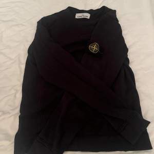 Tja! säljer en stone island crewneck. Den är i bra skick och den har inga defekter eller missfärgningar.  Den passar bra på mig som är ca 172. Hör av dig om du undrar något