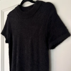 Lurvig Klänning  - Lurvig svart tajt miniklänning från H&M. Jättesnygg och verkligen perfekt inför halloween om man vill vara något kattdjur till exempel!🌟🐆🐈‍⬛ Endast använd en gång, nyskick!