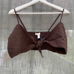 Topp - Säljer en brun topp och en ljusbrun byxdress!  Säljer båda för 60 kr  Båda är för små så har ingen användning för dom! 