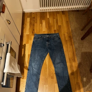 Weekday Pine Regular Taperad Jeans - Väldigt bra skick, nästan som nya.  Storlek: 32/32
