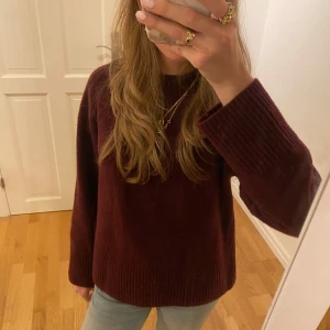 Vinröd tröja - Så snygg stickad tröja ifrån &other stories. Jättefint skick, helt slutsåld.🥰Skriv gärna till mig innan köp via ”köp nu”