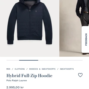 Svart Hybrid Full-Zip Hoodie från Polo Ralph Lauren - Snygg och stilren svart hoodie från Polo Ralph Lauren. Den har en full dragkedja framtill och är perfekt för både vardag och lite mer dressade tillfällen. Hoodien är i en hybridstil med en quiltad look på framsidan och mjuka ärmar. Perfekt för höst 