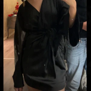 Klänning - En svart klänning ifrån Ginatricot i storlek M men passar på mig som är 172 cm lång och bär storlek S. Endast använd en gång