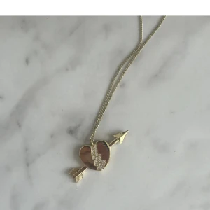 Ioaku halsband - eftertraktade halsband från ioaku som inte säljs längre! Köpt här på plick, bilder från förra ägaren skriv för egna! Säljer endast vid bra bud, ej under 350kr💛 OBS!!  Kan ej frakta försän efter 5 november pga bortrest🫶🏽