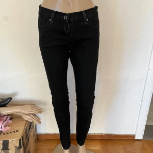 Svarta tighta jeans denim & co - Trasig dragkedja