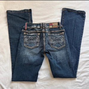Lågmidjade jeans! Miss vivi - Lågmidjade jeans från miss vivi i storlek 32/xxs! Ingen defekt, fin skick ❤️Pris kan alltid diskuteras💋Mått; innerbenslängd: 80cm midjemått: 33 cm❤️ Säljer då dom var för långa på mig, för refrens är 150❤️