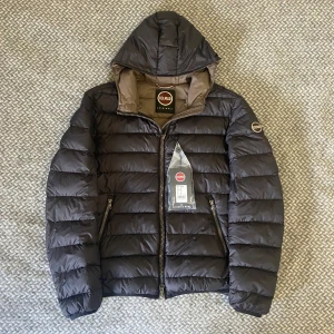 Colmar jacka - Svart/mörkgrå dunjacka från Colmar. Storlek 48, sitter som en S/M. Använd men i mycket fint skick. Inga hål eller slitningar. Tags och jackan ingår. Hör gärna av dig vid frågor eller fler bilder😉👊🏽