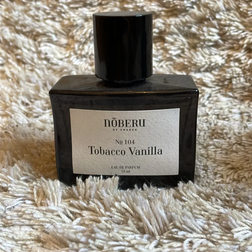 Säljer tre olika parfymer: Nõberu No. 104 Tobacco Vanilla, Emporio Armani You Intensely och Encre Noire. Perfekt för dig som vill ha en varierad doftgarderob! Nõberu har en rik och varm doft av tobak och vanilj, medan You Intensely är en intensiv och sensuell doft. Encre Noire är mystisk och djup, perfekt för kvällar. Alla flaskor är stilrena och eleganta.. Parfym.