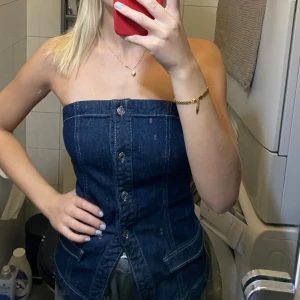 Jeans tub topp - Assnygg jeans typ topp från & other stories!!!! Använd endast en gång så gott som ny! Den är figursydd vid midjan. Köpt i Stockholm för ett årsedan, nypris 790kr.