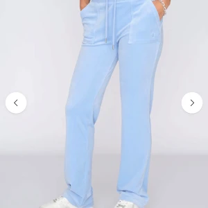 Ljusblå mjukisbyxor - Superbekväma Classic Velour Del Ray Pant i färgen Powder Blue, från Juicy Couture. Säljer då de inte kommer till användning. Fint skick, lite noppriga på överkanten o saknar en av plupparna på snörena. Nypris: 1200