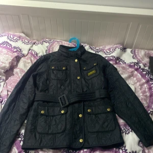 BarBour jacka  - detta är en riktig BarBour jacka som ja köpte för cirka 2 år sen och har inte används över 2 gånger, tyckte inte det var min stil, det står XL men jag är S och XS och satt taight på mig. Köpte den för 2500