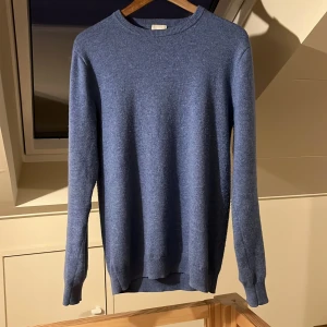 John Henric tröja  - Snygg och stilren tröja ifrån John Henric. Tröjan är i 100% Kashmir. Skicket är 8,5/10. Nypris är 2000kr på deras hemsida. Tröjan är i storlek S men passar även M, Om funderingar bara släng iväg en fråga. 