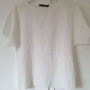 Vit topp från 157 - Säljer en vit topp från lager 157. Materialet är räfflad och den är använd max tre gånger. Skriv gärna vid frågor och priset kan diskuteras.