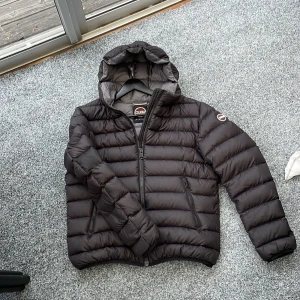  Colmar jacka  - Säljer denna sjukt feta colmar jacka perfekt nu till höst och vinter! Size 50 vilket motsvarar s-m men sitter bäst på M. Skick 8,5/10. Litet hål på höger arm men som är lappat. Kan gå ner i pris vid snabb affär. Hör av dig vid minsta fundering!💯