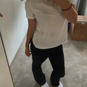 Kostymbyxor  - Säljer dessa jättesnygga kostymbyxor från bikbok! använd gärna köp nu, kan tänka mig gå ner i pris vid snabb affär 