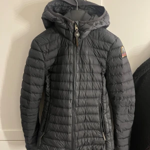 Parajumpers Juliet Hoodie Down Jacket - Parajumpers dun jacka Dam Bra skick Pris går att diskuteras vid snabb affär! 