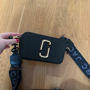 Svart väska  - Säljer min fina väska  Använd några gånger 