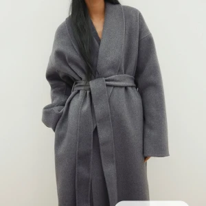 Ullkappa H&M premium - Grå kappa i 100% ull köpt från h&m premium, nypris 2300kr.