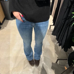 Lågmidjade Brandy Melville jeans - Low waist bootcut jeans från Brandy Melville (One size från brandy) strl S   Bra skick, passar mig som är mellan 36-38 (w27) & är 176 cm lång