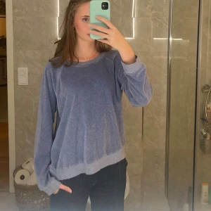 Blå velour tröja från Lexington  - Blå velour tröja från lexington i storlek XL. Ser mer ut som en M enligt mig som brukar ha storlek S så ha det i åtanke. Gott skick.