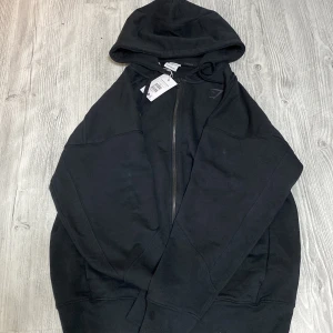 Gymshark hoodie - Helt ny med prislapp. Vid intresse skriv. Pris kan diskuteras.  Om ni bil ha mer bilder skriv. 