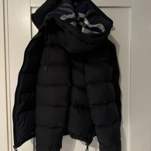 Burberry jacka - Burberry jacka i inprincip nyskick. Finns kvitto den köptes 2022 ifrån garmsmarket. Den är legit checakd och är äkta. Storlek medium. Kom privat för bilder på västen. Kommer lägga upp denna artikel för 8000. Pris går diskuteras