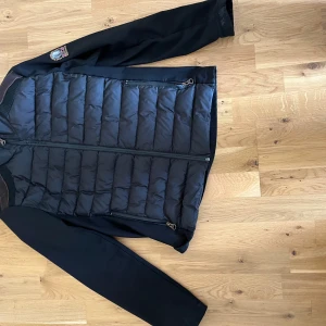 Parajumper  - Parajumper flecce knapptanvänd passar bra