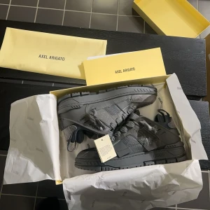 Axel arigato  - Jag har ett extra par av dem här skorna i storlek 42, helt nya och oöppnade köpte dem för 3500kr och vill sälja dem för 2500kr minst 