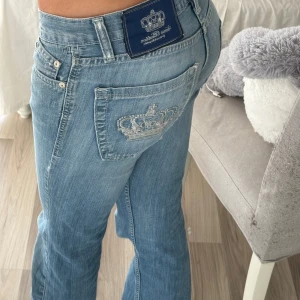 Lågmidjade jeans  - As snygga populära Victoria Beckham jeans💕 säljer då jag har fler. Midjemått- 37cm rakt över. Innerbenslängden- 79 cm. Använd gärna köp nu!