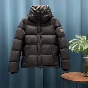 Burberry puffer jacket som går och göra väst till när det behövs, Finns i olika färger och alla storlekar 