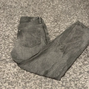 H&M jeans  - Säljer mina h&m jeans då jag inte använder dem längre, jeansen är i fin skick finns inga skador eller fläckar 