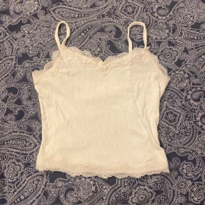 Kroppat spets linne  - Vit Kroppat spets linne