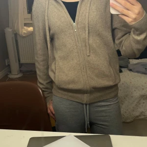 Soft goat zip hoodie - Säljer min soft goat zip hoodie i Kashmir, beige då den inte används på över 1 år. Köpte för ca två år sen för 2650kr. Mycket bra skick!🥰