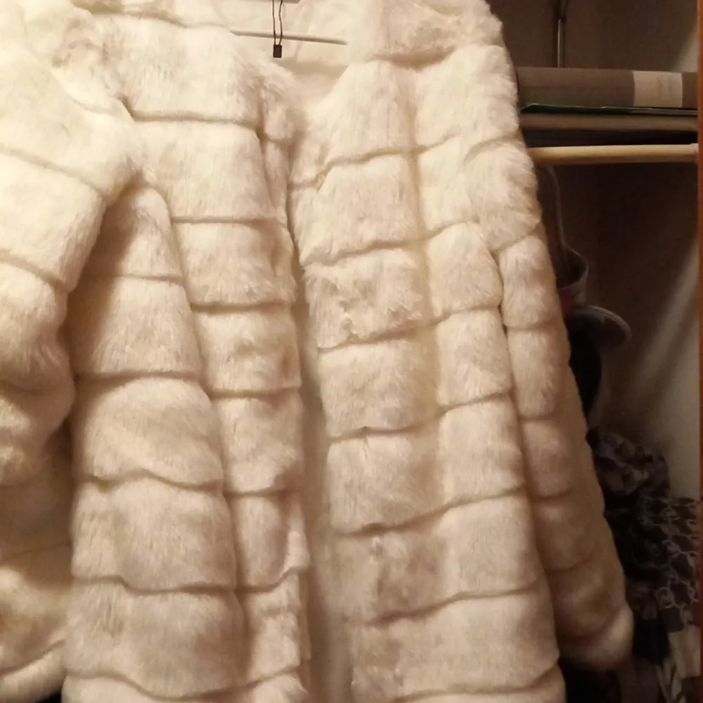 Jackan är i nyskick är storlek m inte använd den är vit fuskpäls med små knappar att stänga varm och skön står tyvärr bara i garderoben därför säljer jag den nu men den är väldigt fin. Takit.
