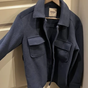 Blå overshirt - Varm overshirt från Dobber. Jättebra kvalité och passar bra inför hösten/ vår🍂🍁💕