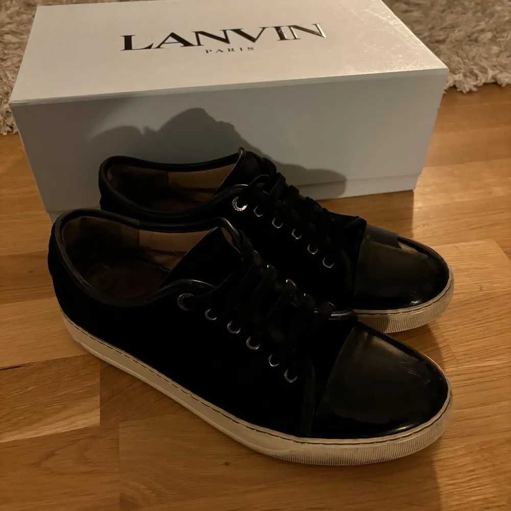 Tja säljer nu mina lanvin skor i helt okej skick, 7/10. Köpte det helt nya för ca 5000 från care of Carl, kvitto finns. Storlek 10. Skor.