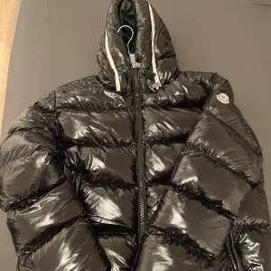 Oanvända Moncler maya Storlek L och passar för de som har på sig storlek Xl så L/Xl