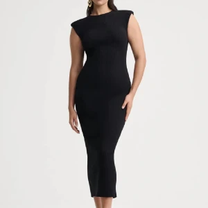 Avora klänning  - Helt ny med prislapp på  Säljs då jag aldrig haft användning av den.  I super fint och stretchiga matrial. Jag bär både storlek xxs, xs samt s. Passar mig som är 167 cm 